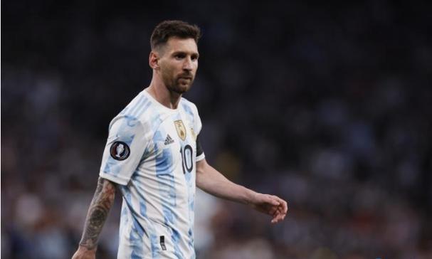 11月4日燃油期货收盘下跌0.75%，报2764元